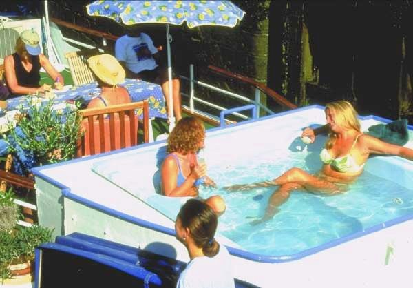 Disfrutando del Jacuzzi del "Anjodi" CRUCEROS FLUVIALES CANALES DE FRANCIA ANJODI CRUCEROS CANAL DU MIDI CRUCEROS EN FAMILIA CRUCEROS CON AMIGOS CRUCEROS DE LUJO CHARTER CRUCEROS CHARTER BARCOS CRUCEROS DE LUJO FAMILIAS JACUZZI